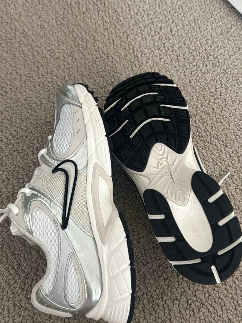 Nike Women’s V5 RNR Sneaker